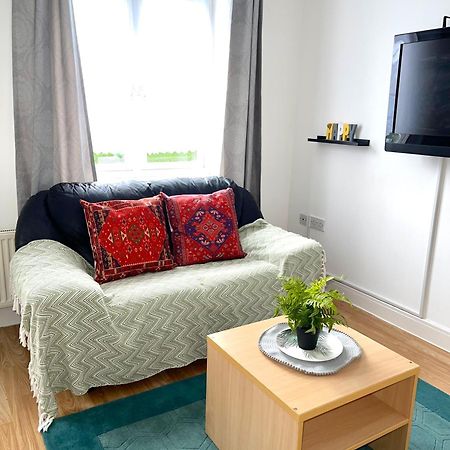 Crescent Apartment - Modern 1 Bedroom First Floor Goodmayes Экстерьер фото