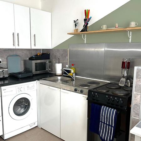 Crescent Apartment - Modern 1 Bedroom First Floor Goodmayes Экстерьер фото