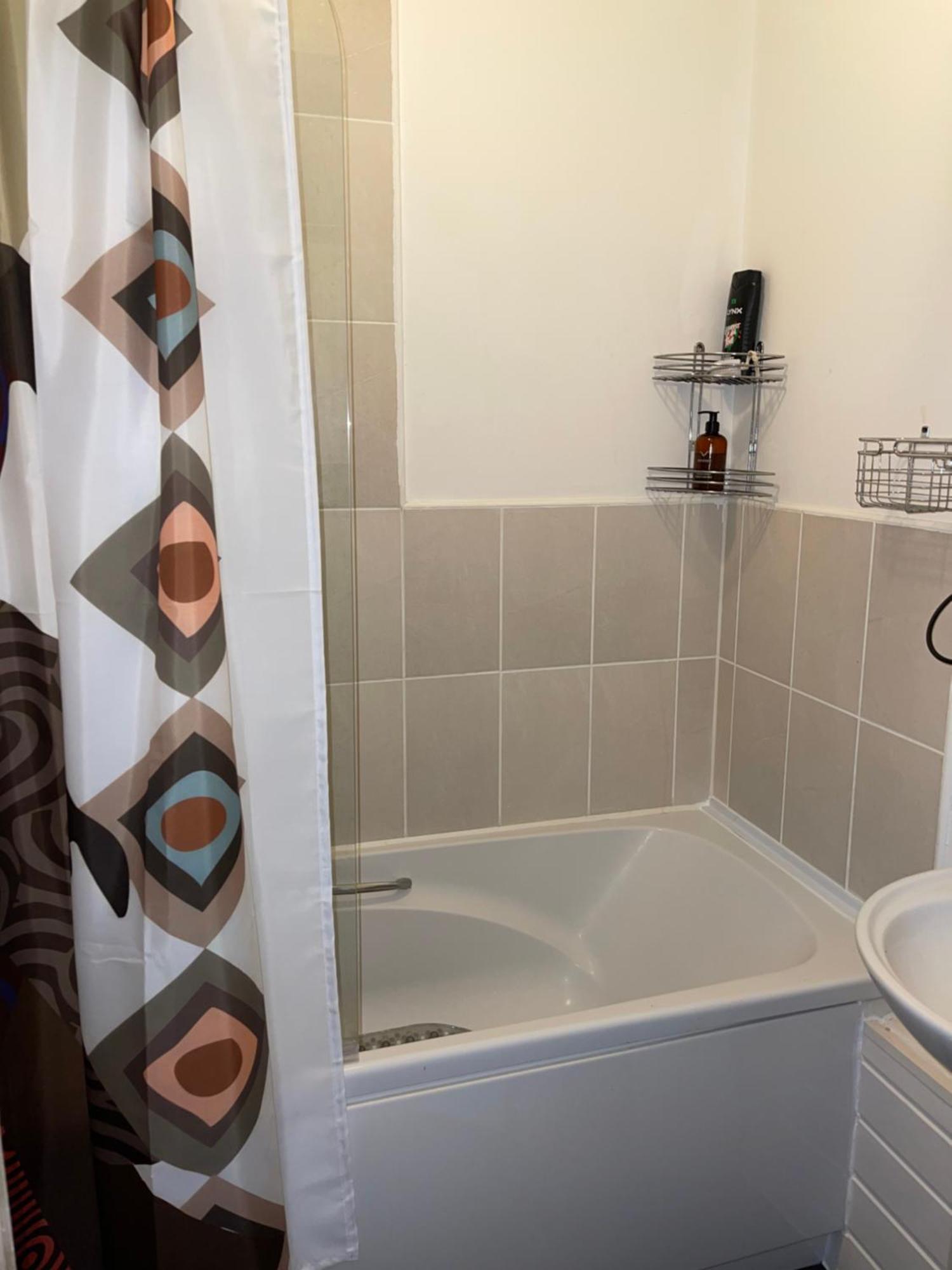 Crescent Apartment - Modern 1 Bedroom First Floor Goodmayes Экстерьер фото