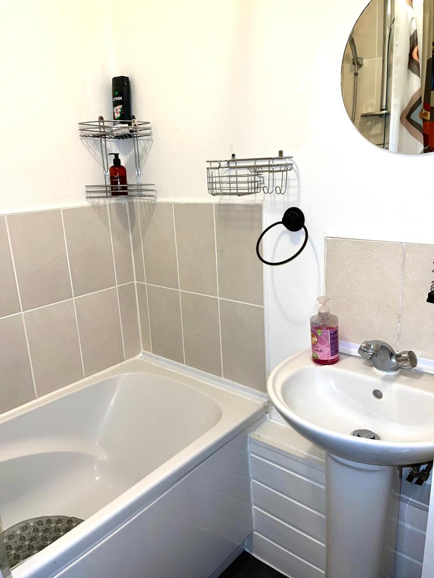 Crescent Apartment - Modern 1 Bedroom First Floor Goodmayes Экстерьер фото