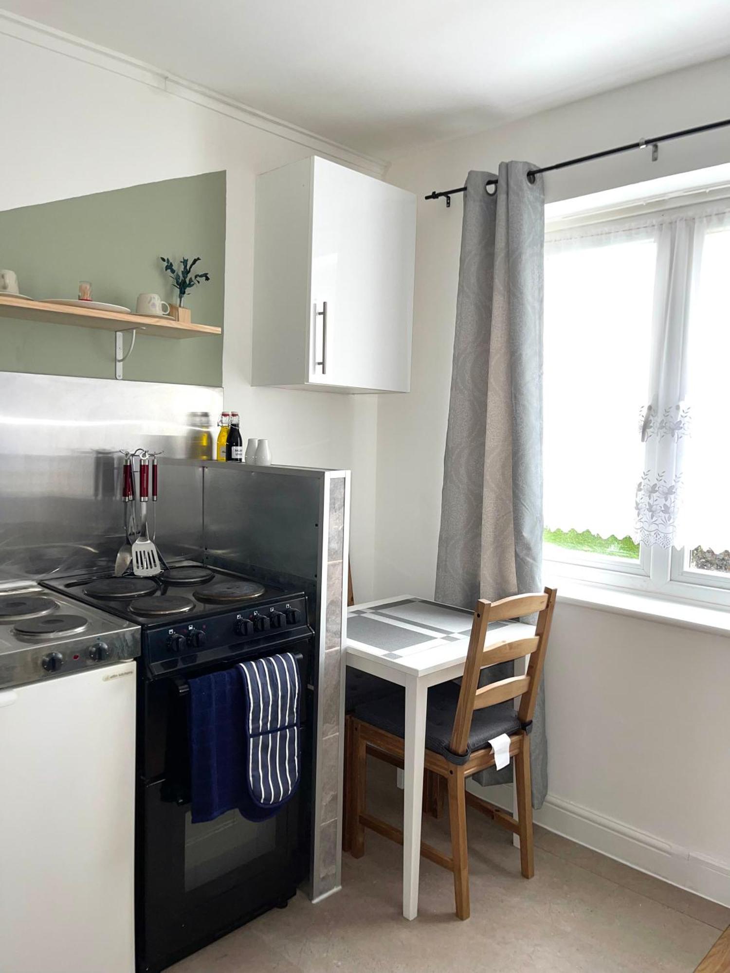 Crescent Apartment - Modern 1 Bedroom First Floor Goodmayes Экстерьер фото