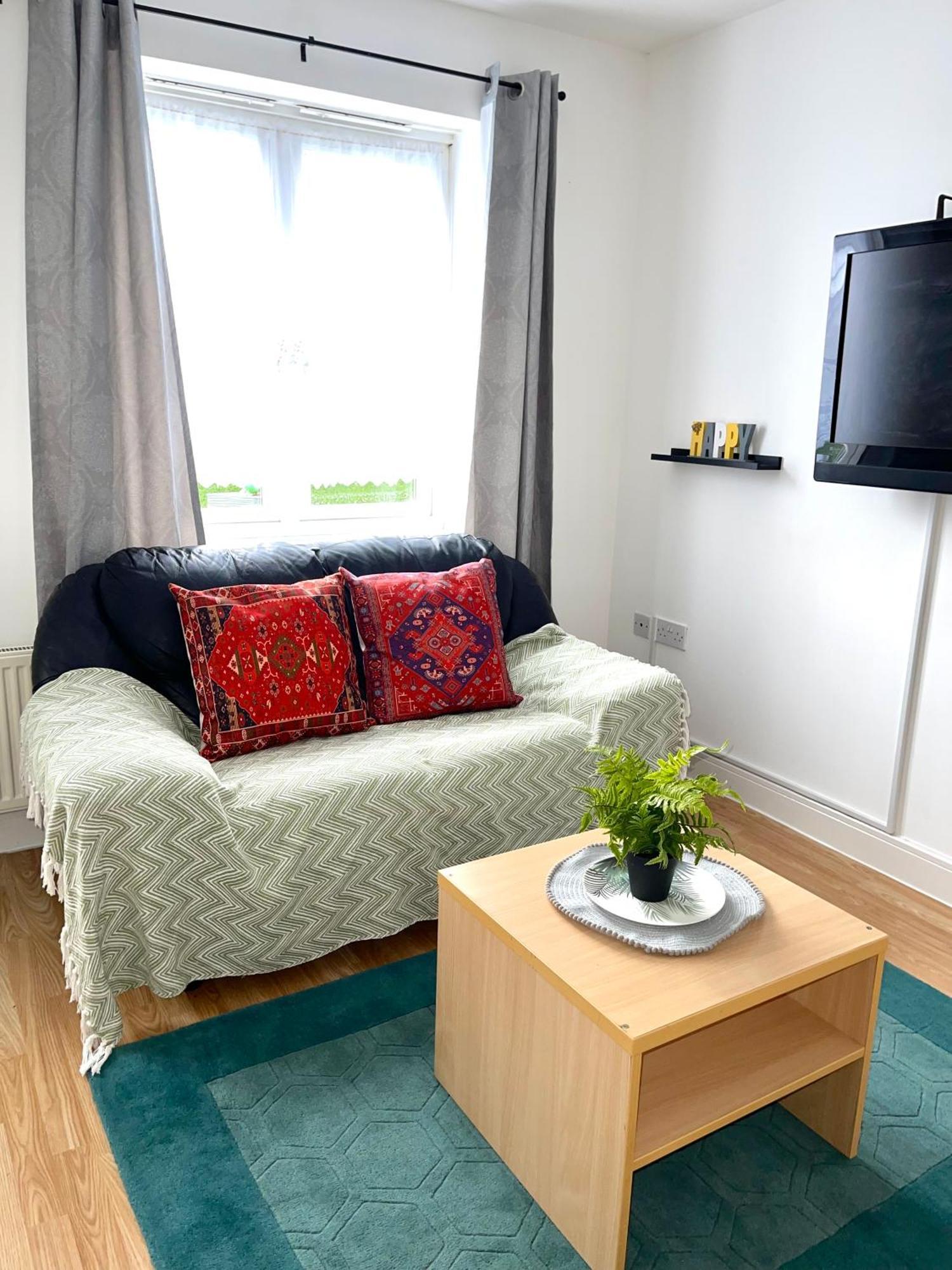 Crescent Apartment - Modern 1 Bedroom First Floor Goodmayes Экстерьер фото