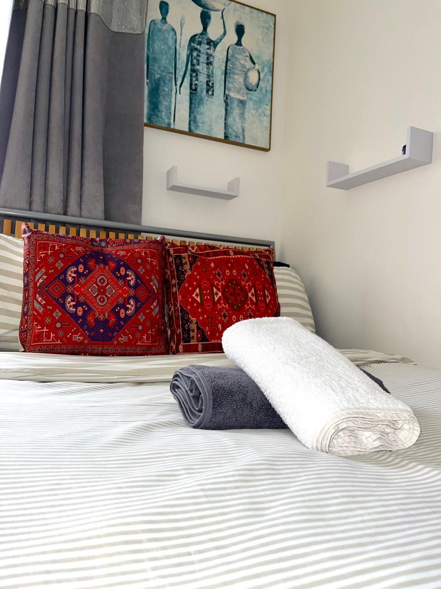 Crescent Apartment - Modern 1 Bedroom First Floor Goodmayes Экстерьер фото
