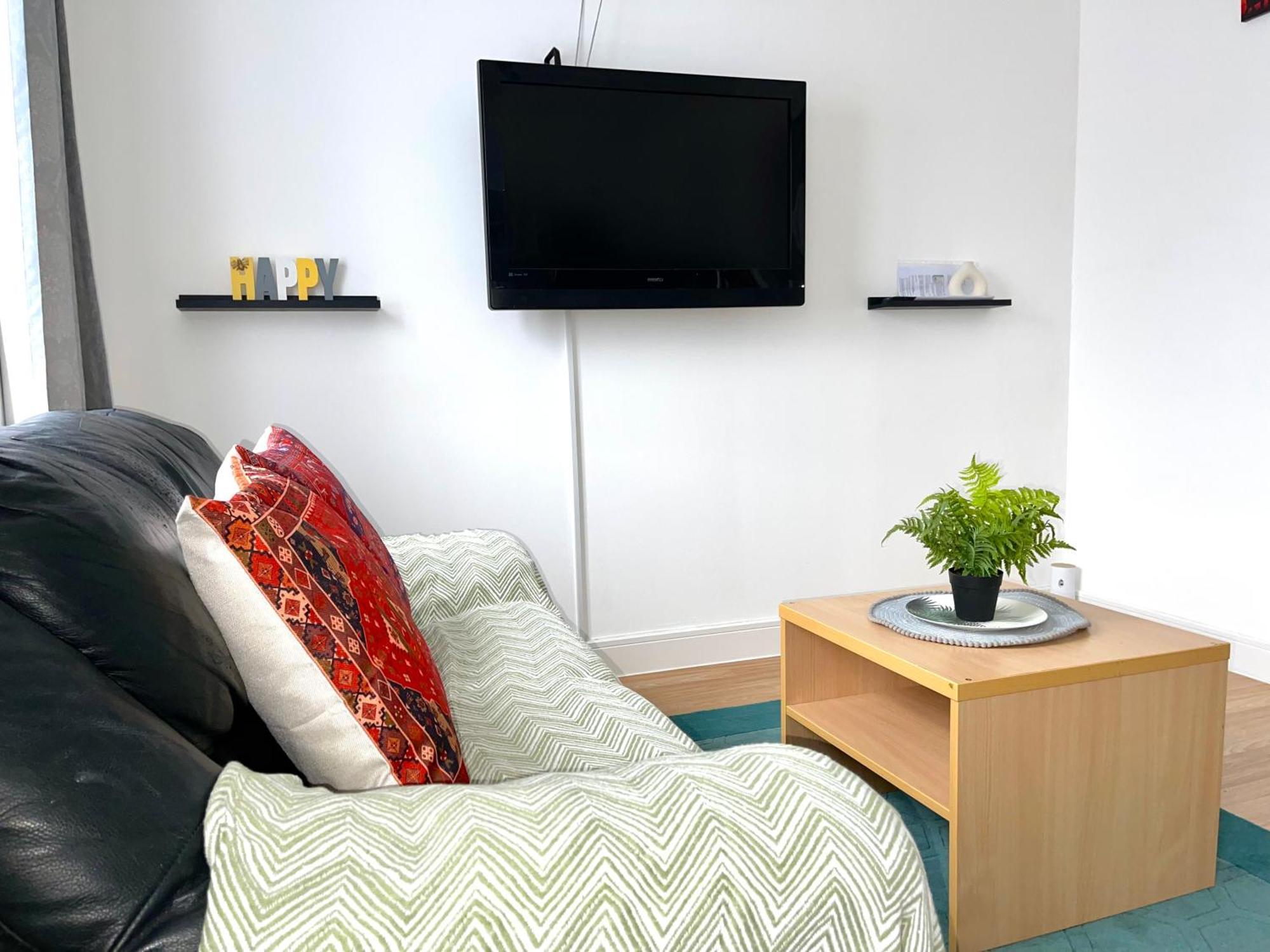 Crescent Apartment - Modern 1 Bedroom First Floor Goodmayes Экстерьер фото
